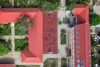 Clădirea Școlii Gimnaziale Mihai Eminescu din comuna Dumbrăvița care urmează să fie reabilitată termic și modernizată.