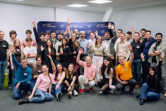 Tineri antreprenori prezentând un proiect de tehnologie în fața unui juriu de investitori la un eveniment din Timișoara.