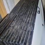 Polițiști din Timiș și mascați de la SAS ridicând panouri fotovoltaice și invertoare furate, în urma unor descinderi în satul Jena.