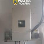 Polițiști din Timiș și mascați de la SAS ridicând panouri fotovoltaice și invertoare furate, în urma unor descinderi în satul Jena.