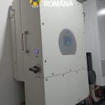 Polițiști din Timiș și mascați de la SAS ridicând panouri fotovoltaice și invertoare furate, în urma unor descinderi în satul Jena.