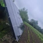 Polițiști din Timiș și mascați de la SAS ridicând panouri fotovoltaice și invertoare furate, în urma unor descinderi în satul Jena.