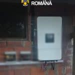 Polițiști din Timiș și mascați de la SAS ridicând panouri fotovoltaice și invertoare furate, în urma unor descinderi în satul Jena.