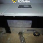 Polițiști din Timiș și mascați de la SAS ridicând panouri fotovoltaice și invertoare furate, în urma unor descinderi în satul Jena.