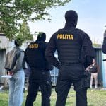 Polițiști din Timiș și mascați de la SAS ridicând panouri fotovoltaice și invertoare furate, în urma unor descinderi în satul Jena.