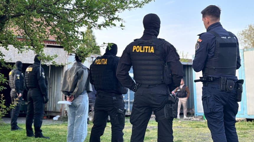 Polițiști din Timiș și mascați de la SAS ridicând panouri fotovoltaice și invertoare furate, în urma unor descinderi în satul Jena.