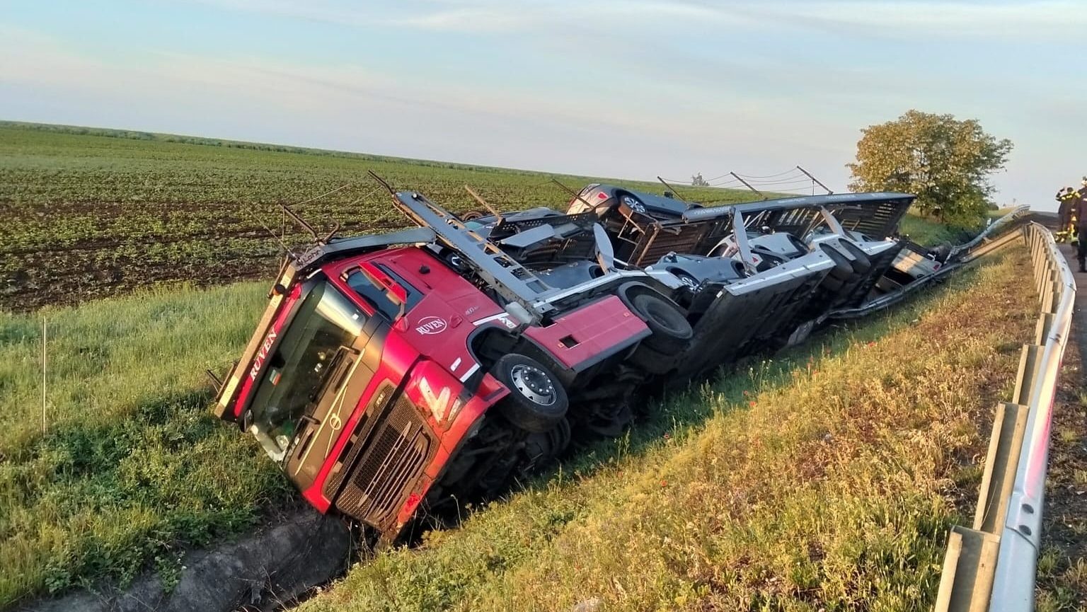 Autotren încărcat cu autoturisme răsturnat în șanț pe autostrada A1, la kilometrul 529, în zona Arad, pe sensul spre Nădlac.