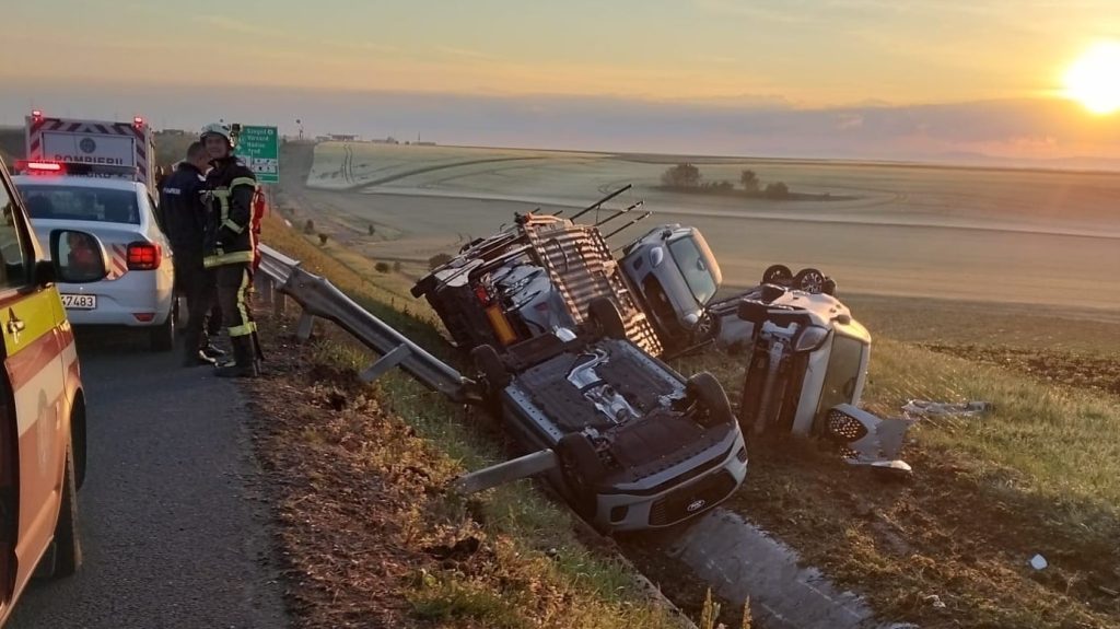 Autotren încărcat cu autoturisme răsturnat în șanț pe autostrada A1, la kilometrul 529, în zona Arad, pe sensul spre Nădlac.