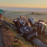 Autotren încărcat cu autoturisme răsturnat în șanț pe autostrada A1, la kilometrul 529, în zona Arad, pe sensul spre Nădlac.