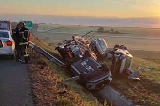 Autotren încărcat cu autoturisme răsturnat în șanț pe autostrada A1, la kilometrul 529, în zona Arad, pe sensul spre Nădlac.