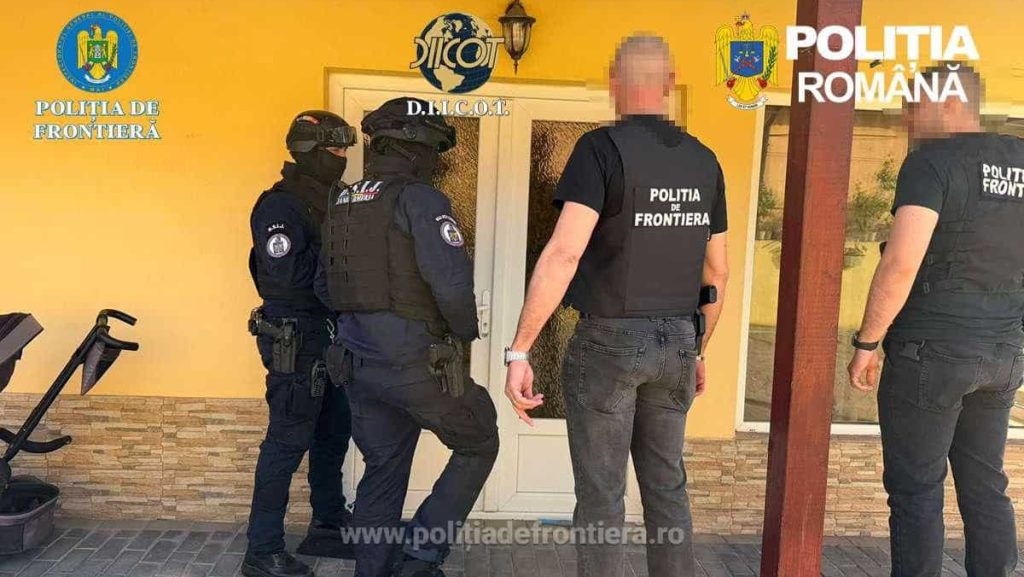 Ofițeri DIICOT și polițiști de frontieră din Timișoara confiscând baxuri de țigări de contrabandă și comprimate în cadrul unei operațiuni internaționale.