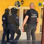 Ofițeri DIICOT și polițiști de frontieră din Timișoara confiscând baxuri de țigări de contrabandă și comprimate în cadrul unei operațiuni internaționale.