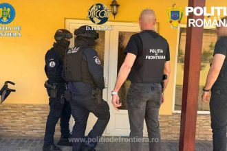 Ofițeri DIICOT și polițiști de frontieră din Timișoara confiscând baxuri de țigări de contrabandă și comprimate în cadrul unei operațiuni internaționale.