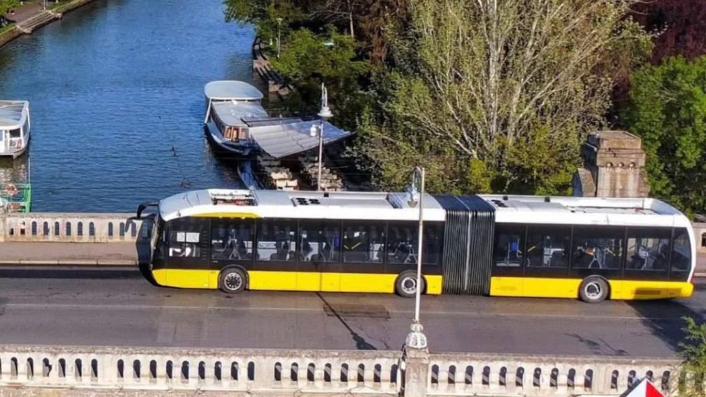 Autobuz al Societății de Transport Public Timișoara (STPT) circulând prin zona centrală a orașului.