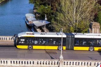 Autobuz al Societății de Transport Public Timișoara (STPT) circulând prin zona centrală a orașului.