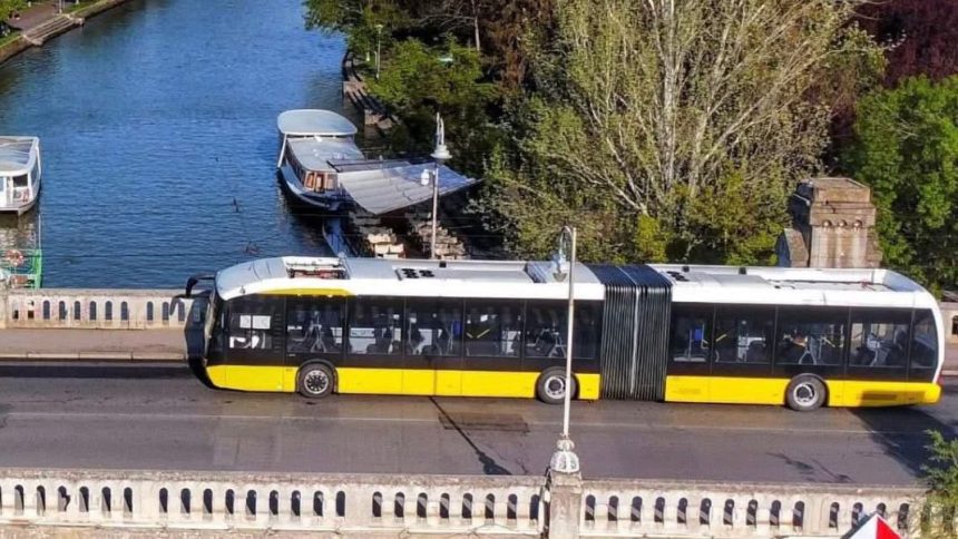 Autobuz al Societății de Transport Public Timișoara (STPT) circulând prin zona centrală a orașului.