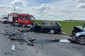 Elicopterul SMURD și echipaje de prim ajutor intervenind pe DN58B, între Gătaia și Birda, la un accident grav cu patru victime.