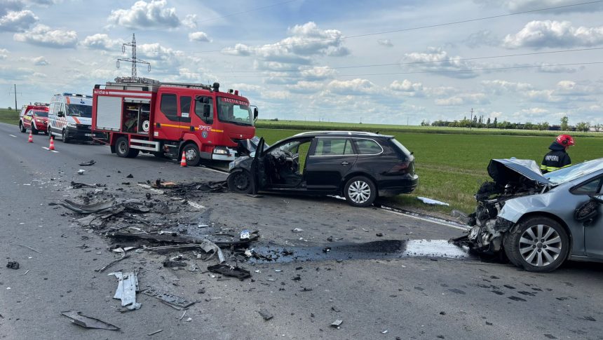 Elicopterul SMURD și echipaje de prim ajutor intervenind pe DN58B, între Gătaia și Birda, la un accident grav cu patru victime.