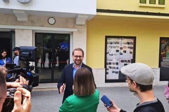 Primarul Dominic Fritz prezentând prioritățile proiectului de buget local al Timișoarei, cu accent pe investițiile în transport și educație.