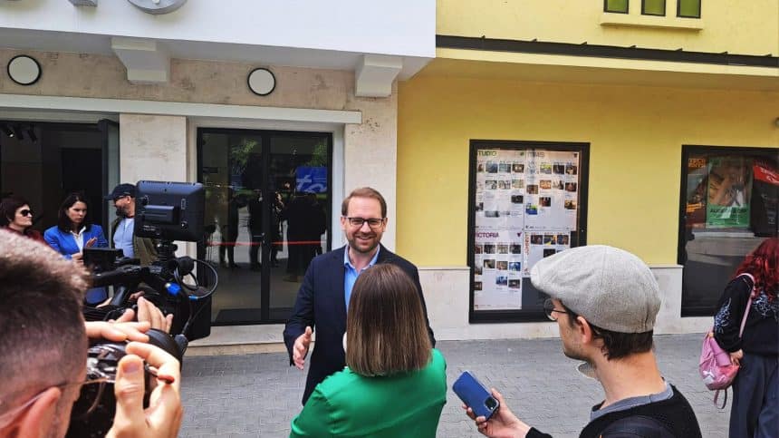 Primarul Dominic Fritz prezentând prioritățile proiectului de buget local al Timișoarei, cu accent pe investițiile în transport și educație.