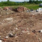 Mormane de moloz și deșeuri din construcții abandonate ilegal pe un teren din Făget, verificate de comisarii Gărzii de Mediu Timiș.