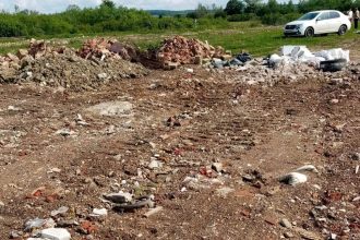 Mormane de moloz și deșeuri din construcții abandonate ilegal pe un teren din Făget, verificate de comisarii Gărzii de Mediu Timiș.