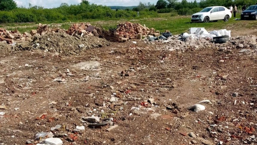 Mormane de moloz și deșeuri din construcții abandonate ilegal pe un teren din Făget, verificate de comisarii Gărzii de Mediu Timiș.