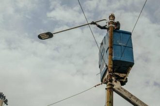 Stâlp de iluminat public stradal dotat cu lampă LED de ultimă generație, model folosit de Primăria Timișoara în programul de modernizare.