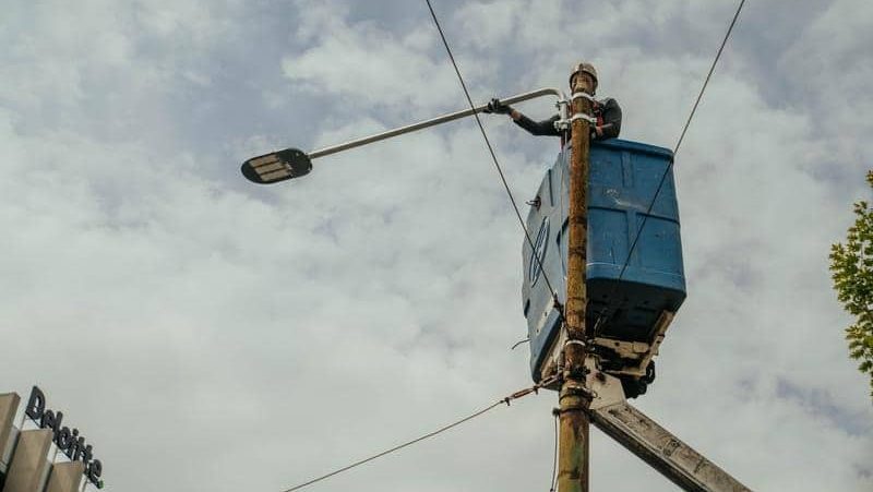 Stâlp de iluminat public stradal dotat cu lampă LED de ultimă generație, model folosit de Primăria Timișoara în programul de modernizare.