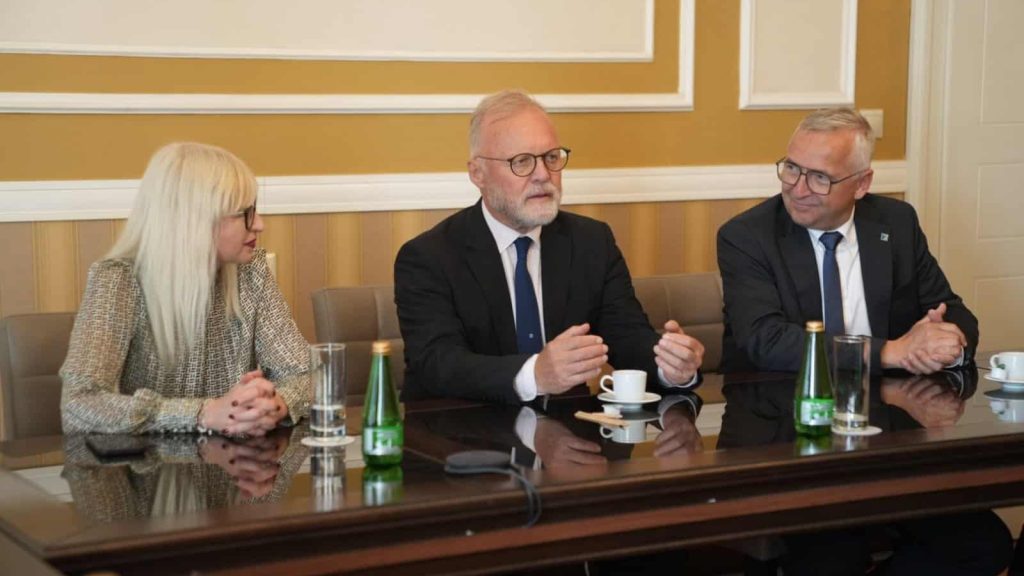 Primarul Dominic Fritz alături de Stephan Werhahn, nepotul primului cancelar german Konrad Adenauer, în cadrul unei întâlniri oficiale la Primăria Timișoara.