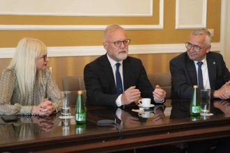 Primarul Dominic Fritz alături de Stephan Werhahn, nepotul primului cancelar german Konrad Adenauer, în cadrul unei întâlniri oficiale la Primăria Timișoara.