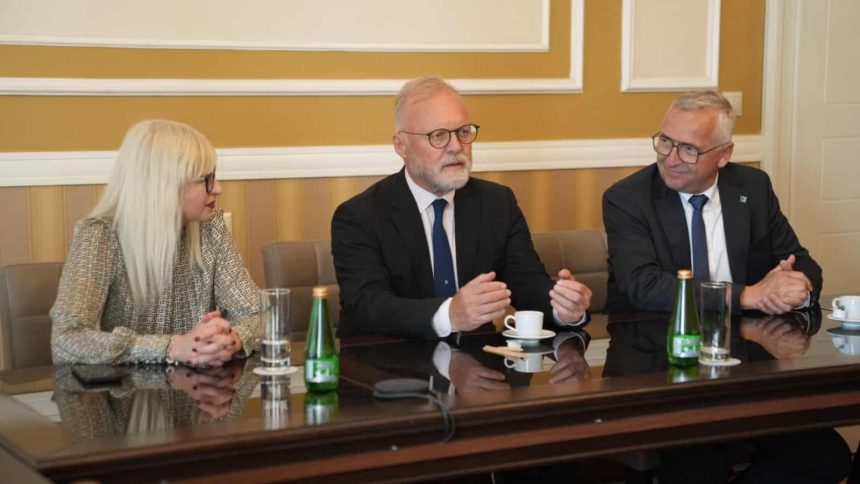 Primarul Dominic Fritz alături de Stephan Werhahn, nepotul primului cancelar german Konrad Adenauer, în cadrul unei întâlniri oficiale la Primăria Timișoara.