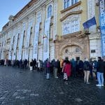 Vizitatori în curtea Muzeului Național al Banatului din Timișoara în cadrul evenimentelor speciale de Noaptea Muzeelor.