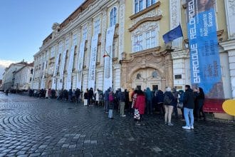 Vizitatori în curtea Muzeului Național al Banatului din Timișoara în cadrul evenimentelor speciale de Noaptea Muzeelor.