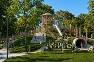 Copii jucându-se la locurile de joacă din Parcul Copiilor din Timișoara, vizat de un nou proiect PNL de modernizare.