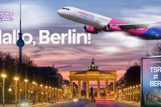 Avion de pasageri al companiei Wizz Air pe pista Aeroportului Internațional Timișoara, pregătit pentru noua cursă spre Berlin.