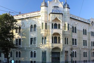 Fațada monumentului istoric Palatul Marschall din Timișoara, pierdut de municipalitate în favoarea clanului Cârpaci.