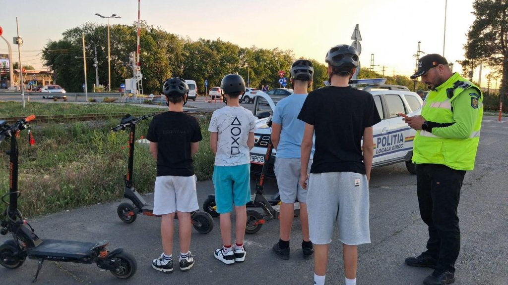 Minori care folosesc trotinete electrice pe stradă, un fenomen tot mai monitorizat de polițiștii din județul Timiș.