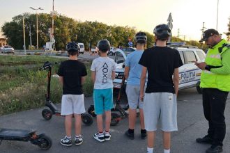 Minori care folosesc trotinete electrice pe stradă, un fenomen tot mai monitorizat de polițiștii din județul Timiș.