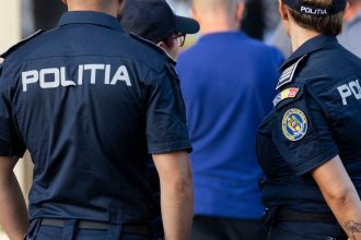 Bande reflectorizante ale unei autospeciale de poliție în fața unei secții, în timpul unei anchete judiciare.