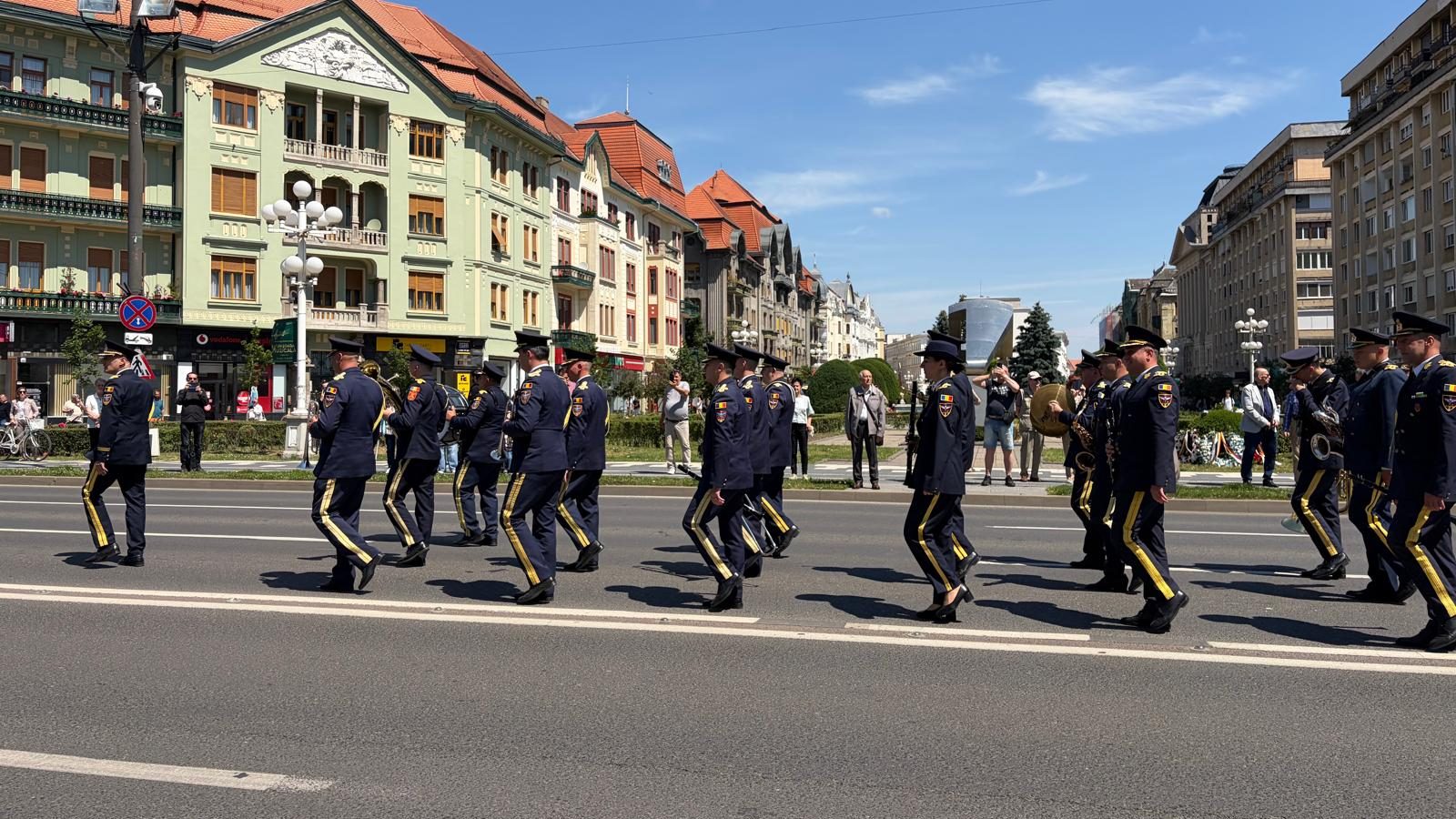 Militari din cadrul Brigăzii 18 ISR Decebal defilând pe bulevardul din fața Catedralei Mitropolitane din Timișoara de Ziua Eroilor.