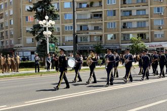 Militari din cadrul Brigăzii 18 ISR Decebal defilând pe bulevardul din fața Catedralei Mitropolitane din Timișoara de Ziua Eroilor.
