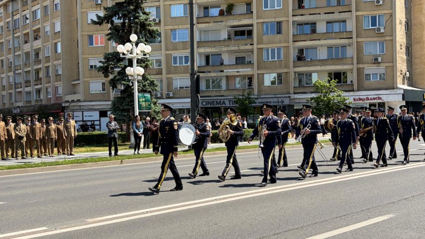 Militari din cadrul Brigăzii 18 ISR Decebal defilând pe bulevardul din fața Catedralei Mitropolitane din Timișoara de Ziua Eroilor.