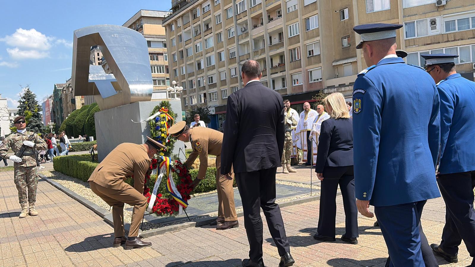 Militari din cadrul Brigăzii 18 ISR Decebal defilând pe bulevardul din fața Catedralei Mitropolitane din Timișoara de Ziua Eroilor.