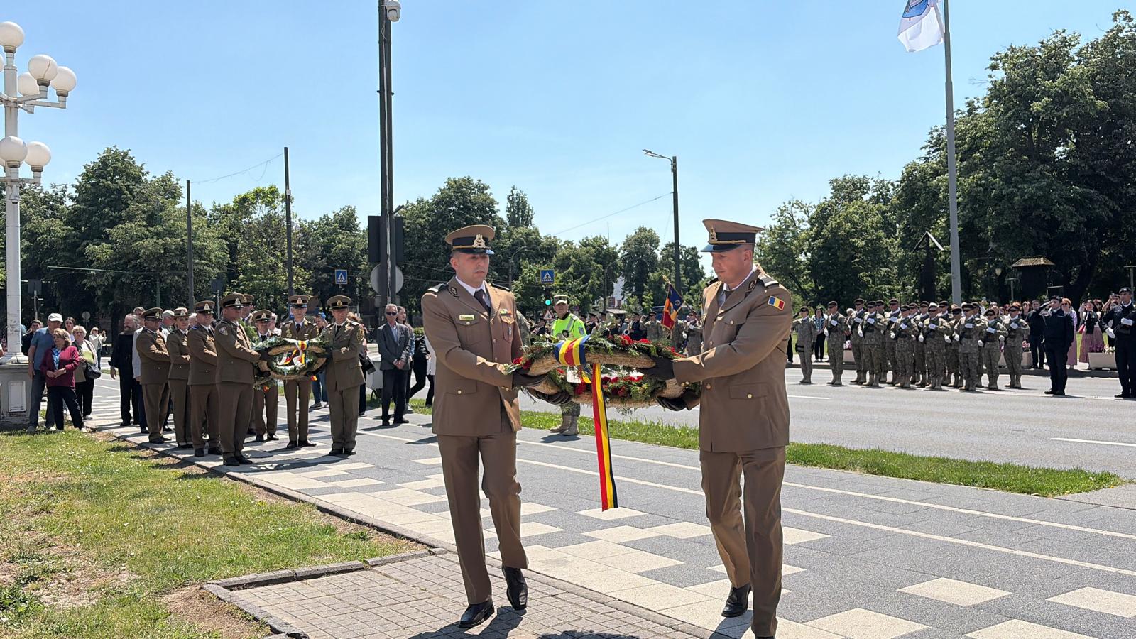 Militari din cadrul Brigăzii 18 ISR Decebal defilând pe bulevardul din fața Catedralei Mitropolitane din Timișoara de Ziua Eroilor.
