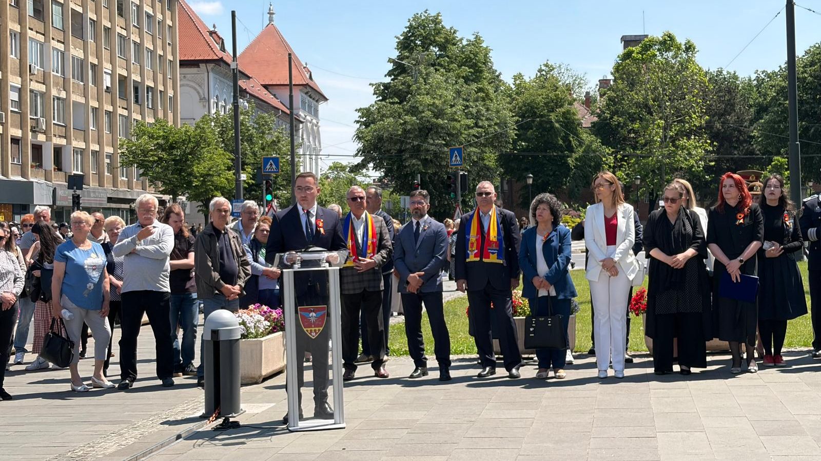 Militari din cadrul Brigăzii 18 ISR Decebal defilând pe bulevardul din fața Catedralei Mitropolitane din Timișoara de Ziua Eroilor.