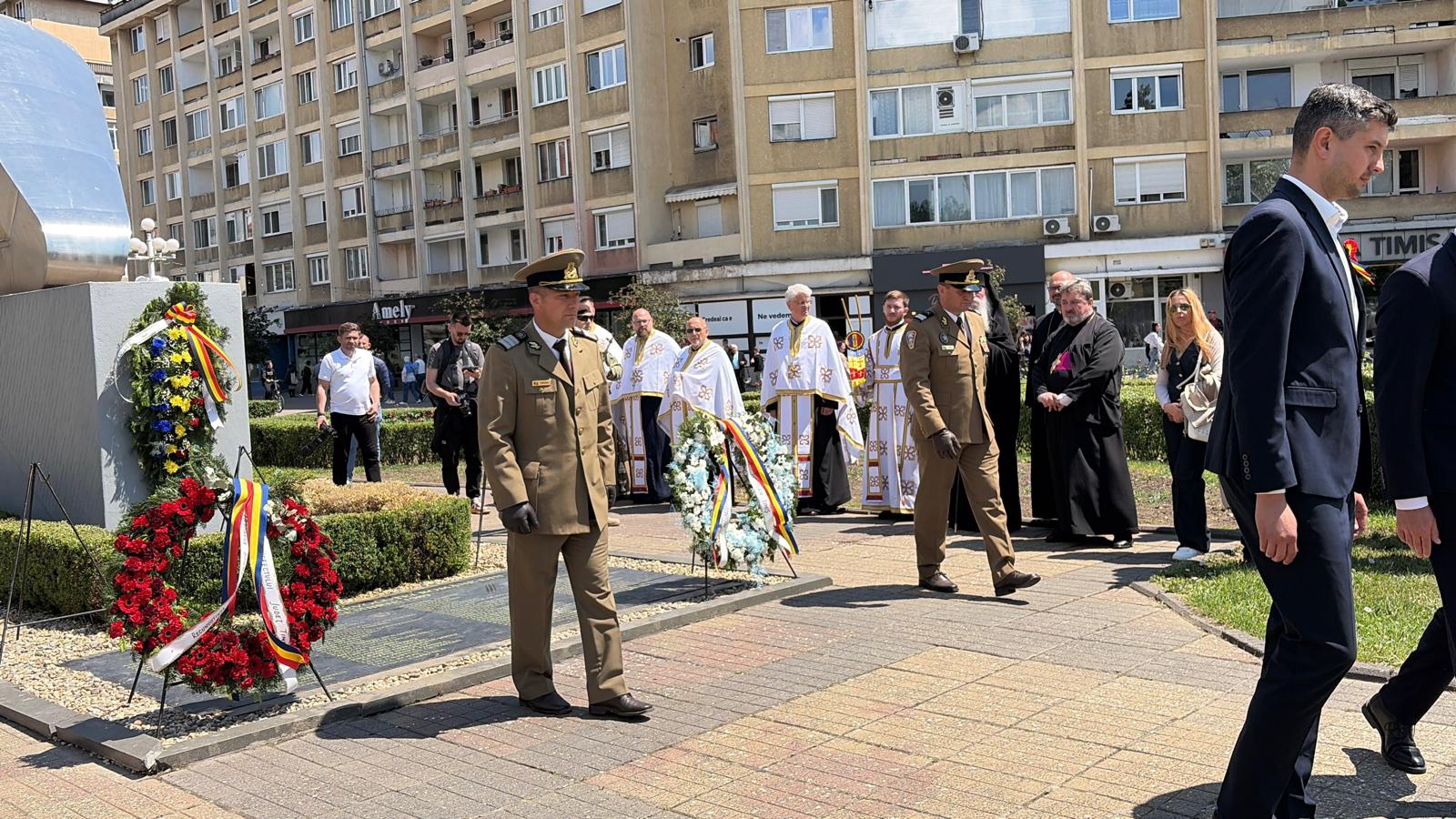 Militari din cadrul Brigăzii 18 ISR Decebal defilând pe bulevardul din fața Catedralei Mitropolitane din Timișoara de Ziua Eroilor.