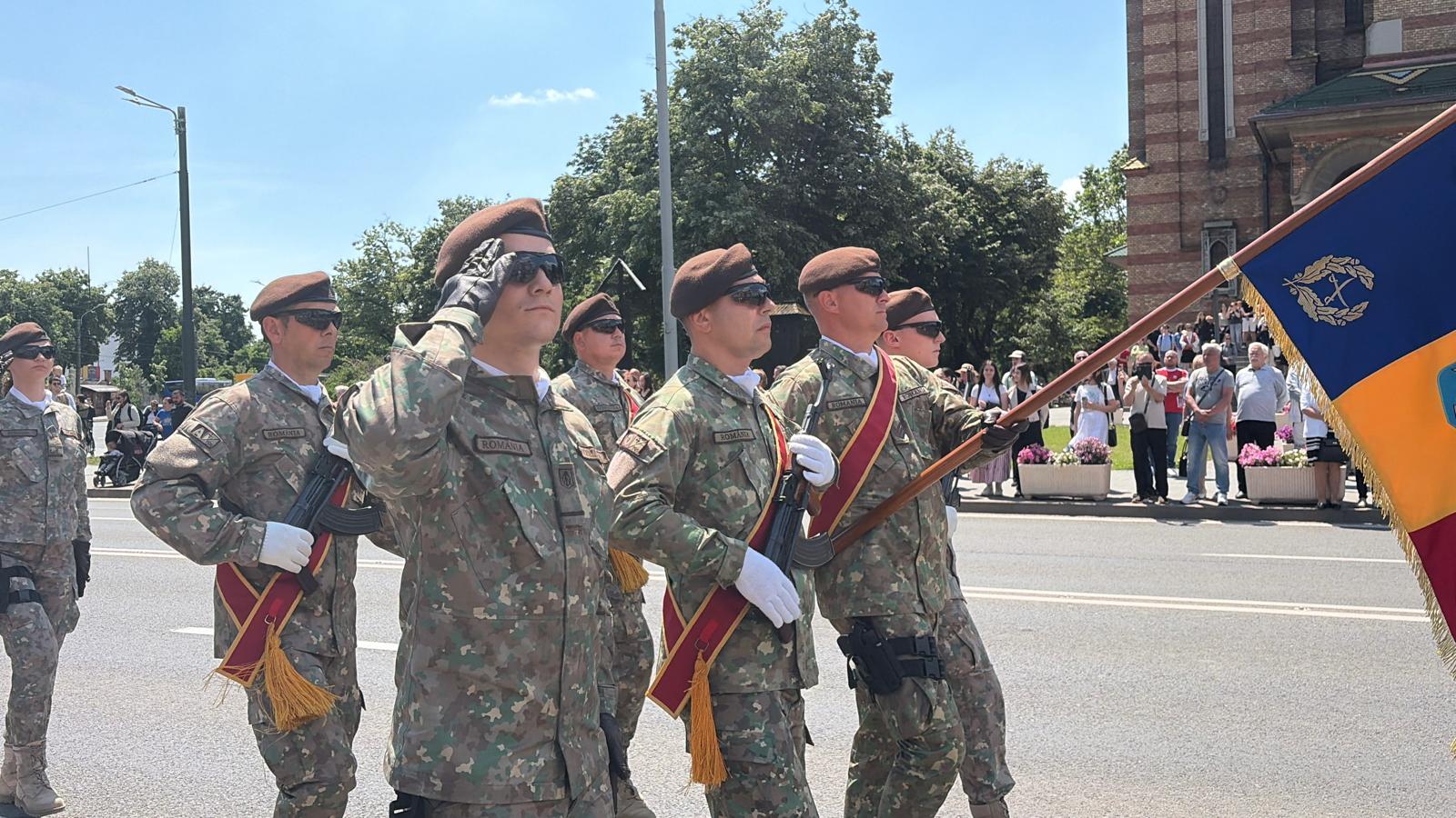 Militari din cadrul Brigăzii 18 ISR Decebal defilând pe bulevardul din fața Catedralei Mitropolitane din Timișoara de Ziua Eroilor.