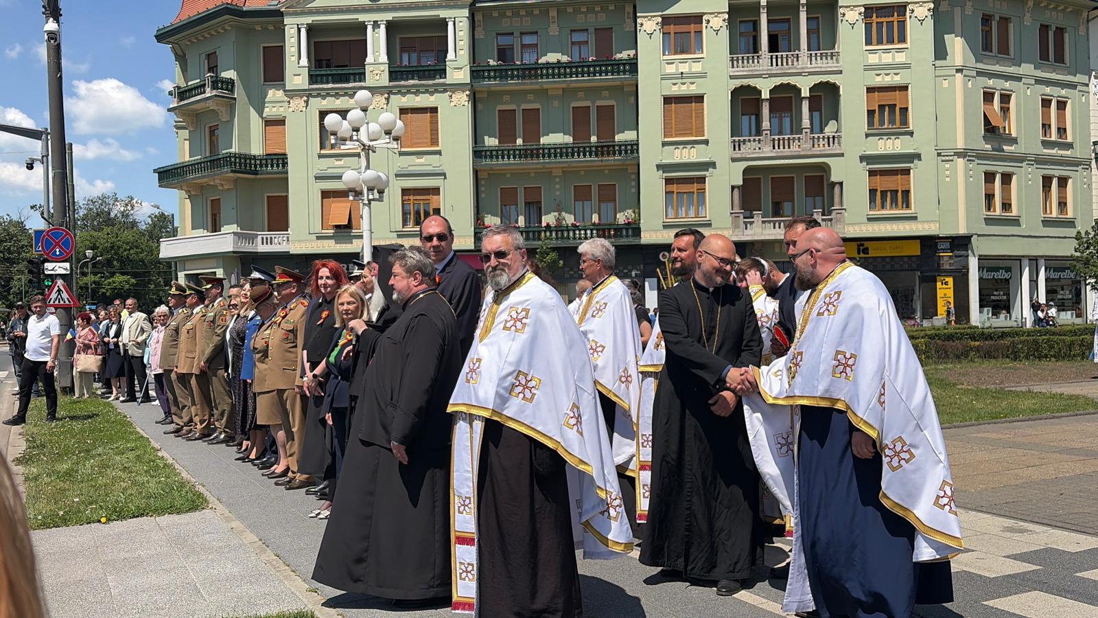 Militari din cadrul Brigăzii 18 ISR Decebal defilând pe bulevardul din fața Catedralei Mitropolitane din Timișoara de Ziua Eroilor.