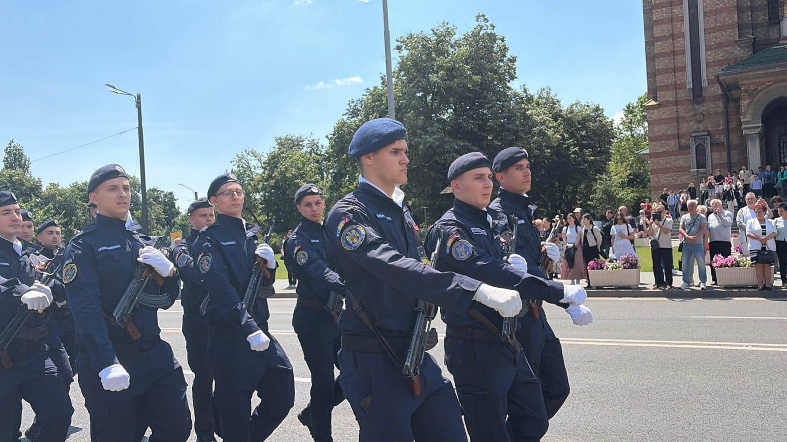 Militari din cadrul Brigăzii 18 ISR Decebal defilând pe bulevardul din fața Catedralei Mitropolitane din Timișoara de Ziua Eroilor.